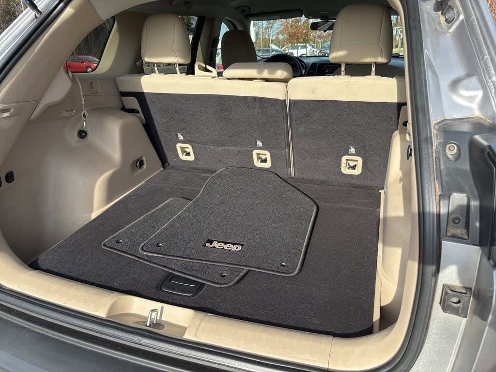 Used 2019 Jeep Cherokee Latitude w/ Popular Appearance Group image 22