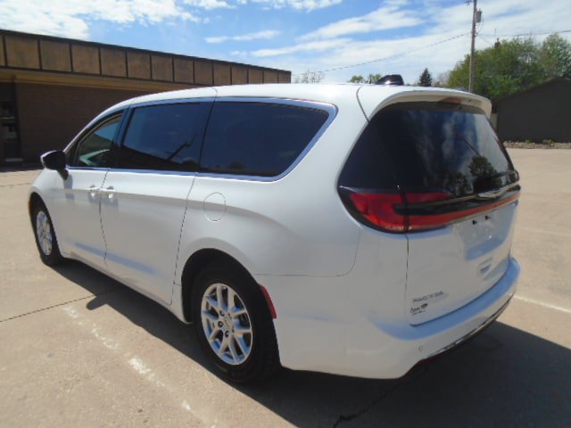 Used 2023 Chrysler Pacifica Touring-L FWD image 10