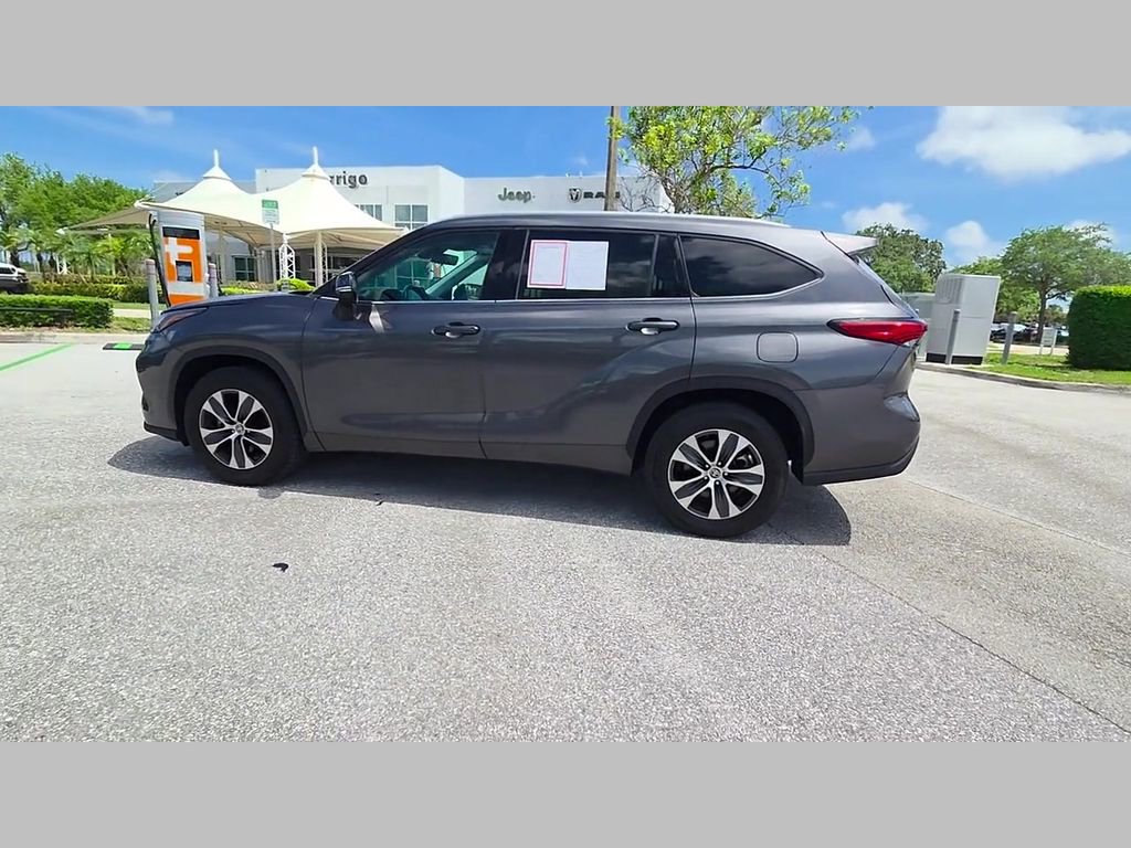 Used 2022 Toyota Highlander XLE image 46