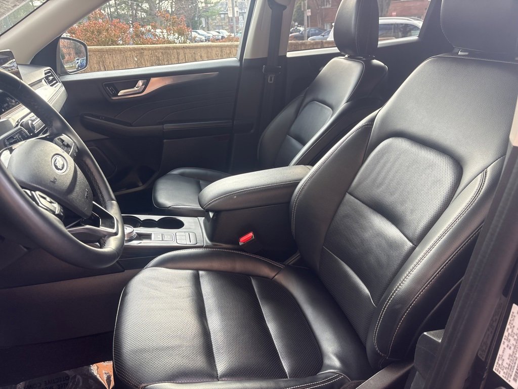 Used 2022 Ford Escape Titanium w/ Class II Trailer Tow Package image 12