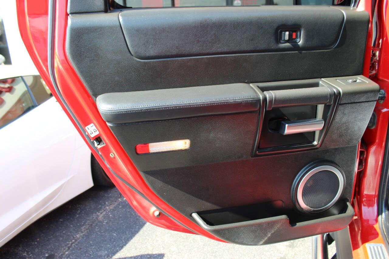 Used 2005 HUMMER H2 SUT w/ Preferred Equipment Group AWD/4WD image 16
