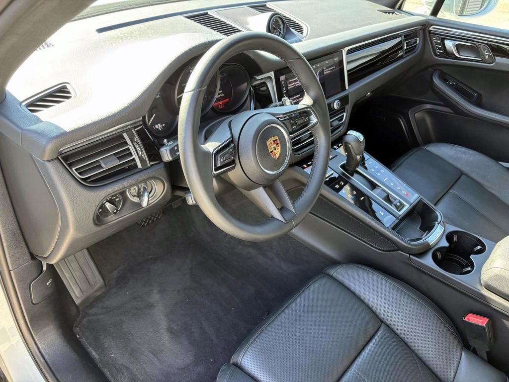 Certified 2025 Porsche Macan image 25