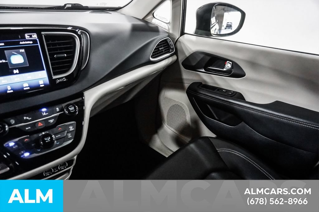 Used 2023 Chrysler Pacifica Touring-L FWD image 41