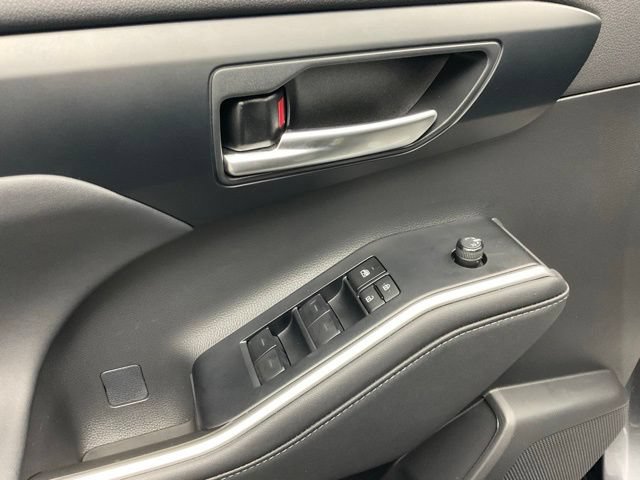 Used 2023 Toyota Highlander XLE AWD/4WD image 10