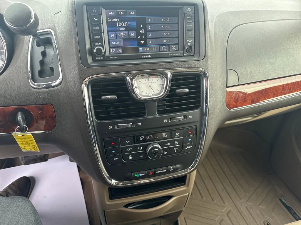 Used 2016 Chrysler Town & Country Touring w/ Driver Convenience Group image 24