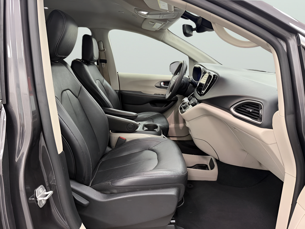 Used 2022 Chrysler Pacifica Touring-L FWD image 11
