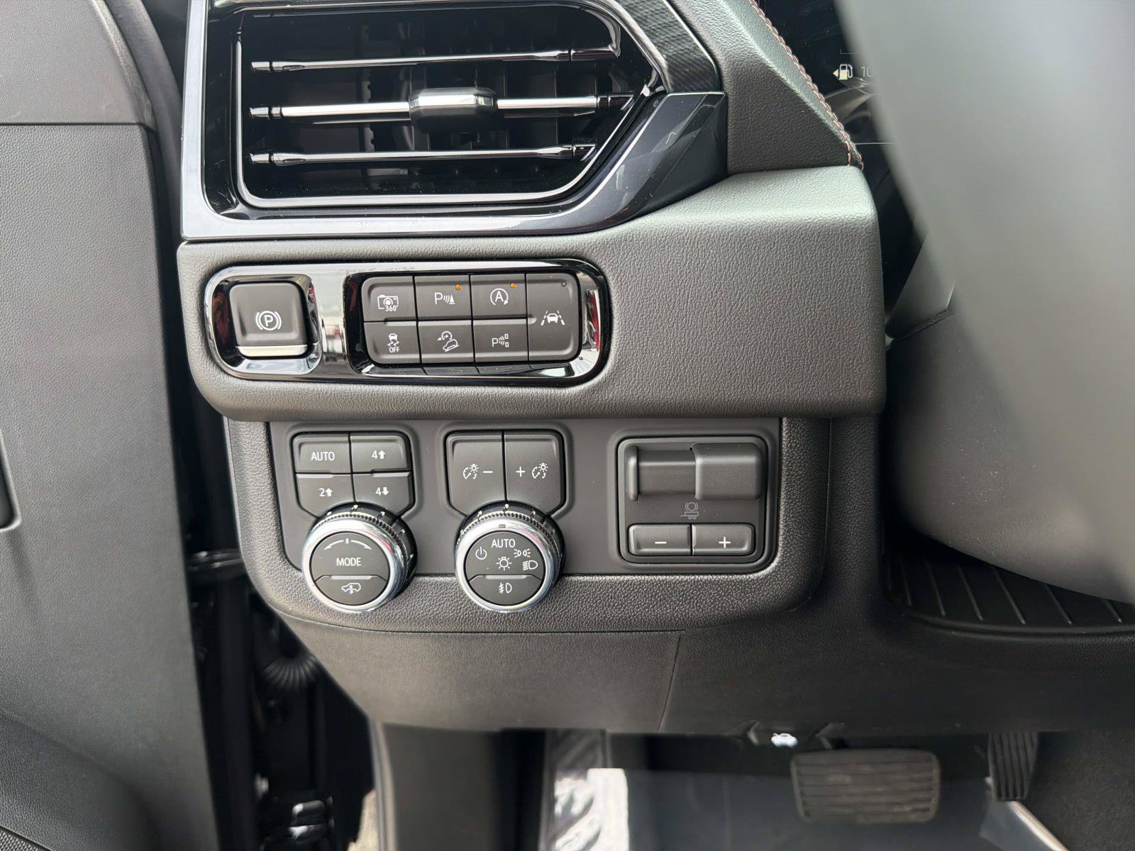 New 2026 GMC Yukon AT4 w/ AT4 Premium Plus Package AWD/4WD image 30