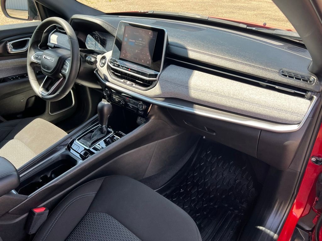 Used 2025 Jeep Compass Sport image 9