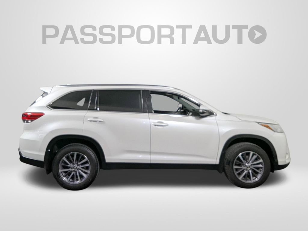 Used 2019 Toyota Highlander XLE AWD/4WD image 7