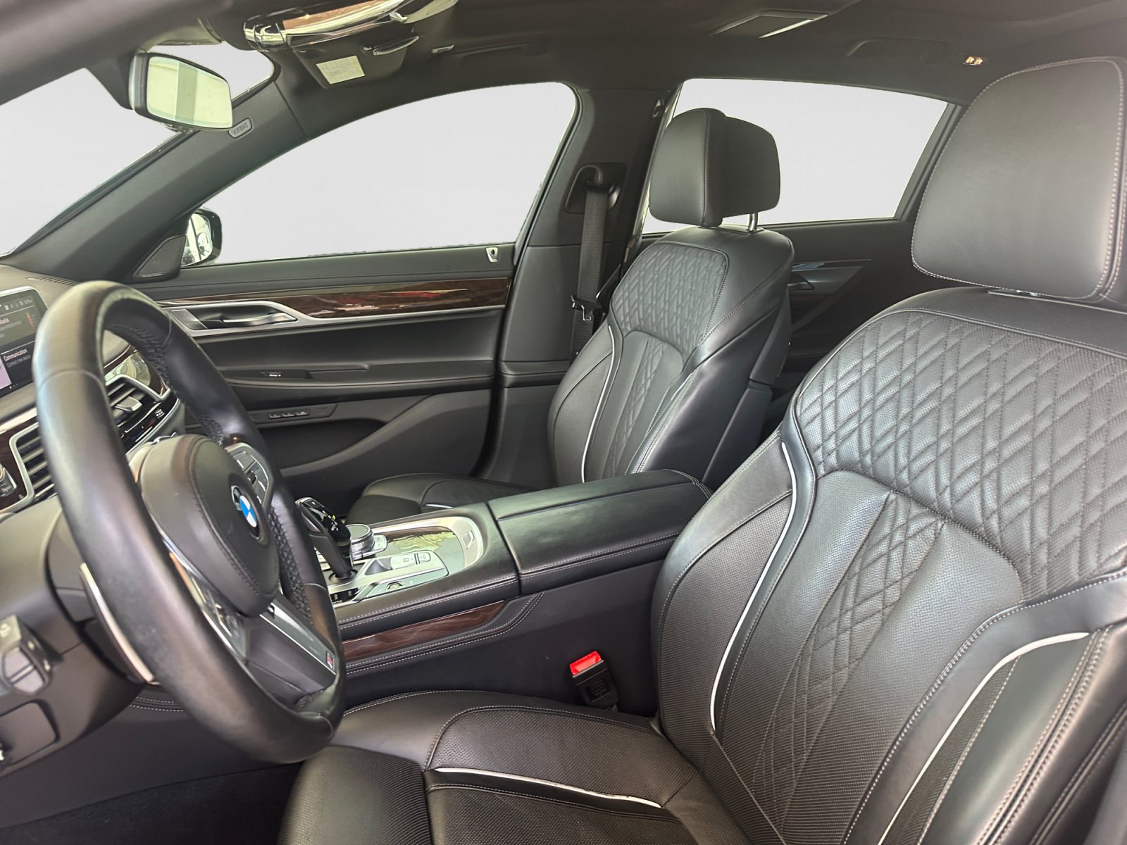 Used 2022 BMW 740i w/ M Sport Package RWD image 10