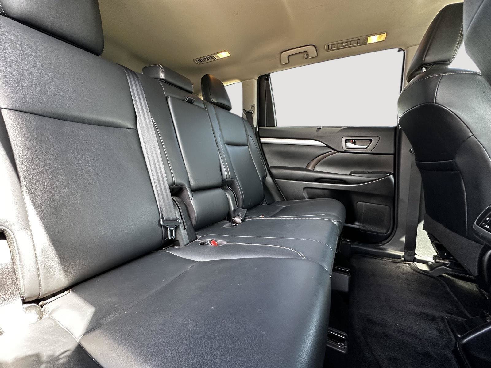 Used 2017 Toyota Highlander XLE w/ Carpet Mat Package AWD/4WD image 26