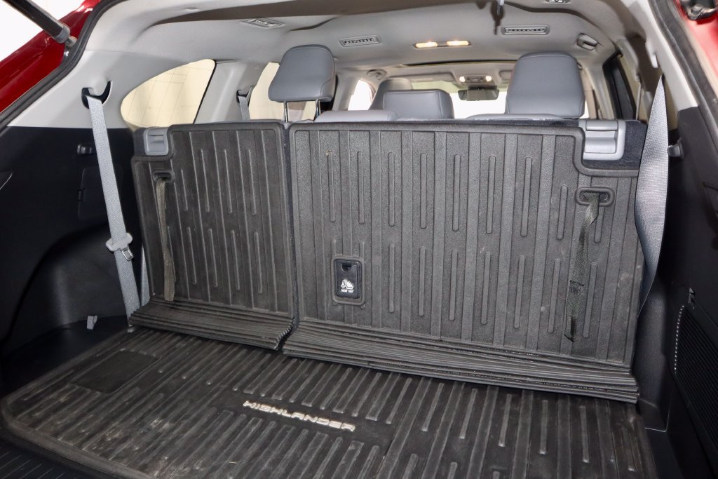 Used 2022 Toyota Highlander XLE AWD/4WD image 13