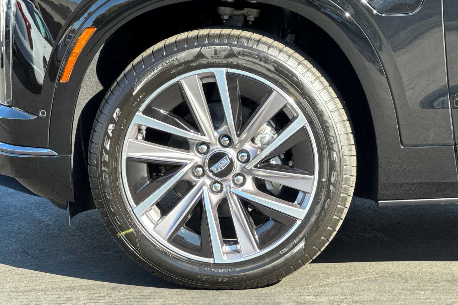 New 2027 Cadillac Vistiq Luxury w/ LPO, Floor Liner Package AWD/4WD image 26