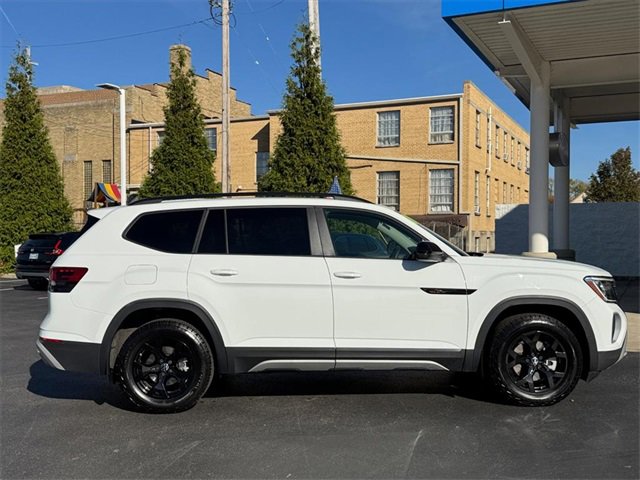 Used 2024 Volkswagen Atlas Peak Edition SE image 2