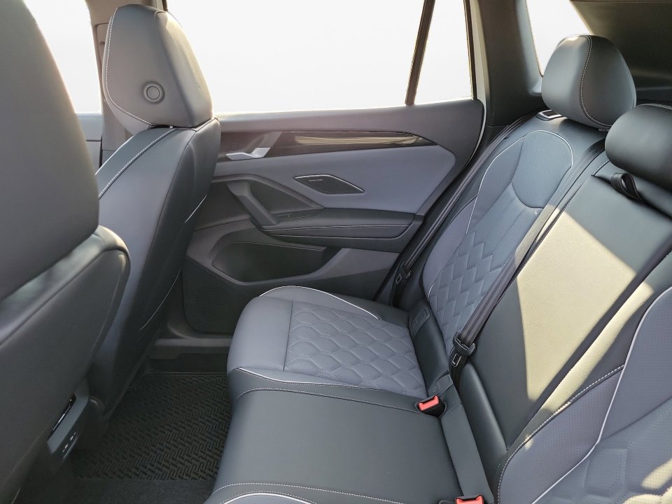 New 2026 Volkswagen Tiguan SEL R-Line image 13