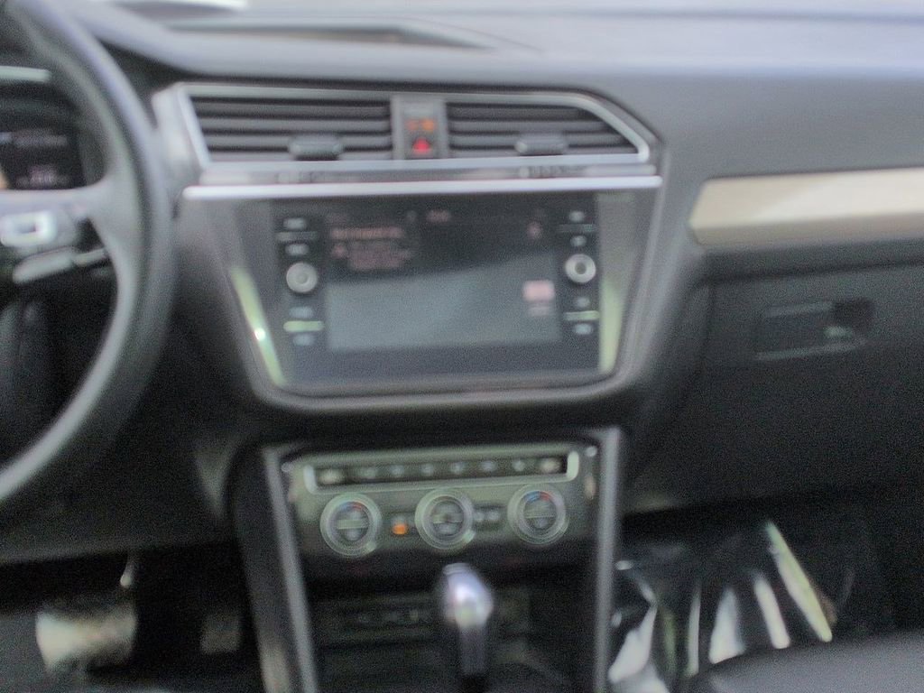 Used 2020 Volkswagen Tiguan SEL w/ 3rd Row Seat Package AWD/4WD image 17