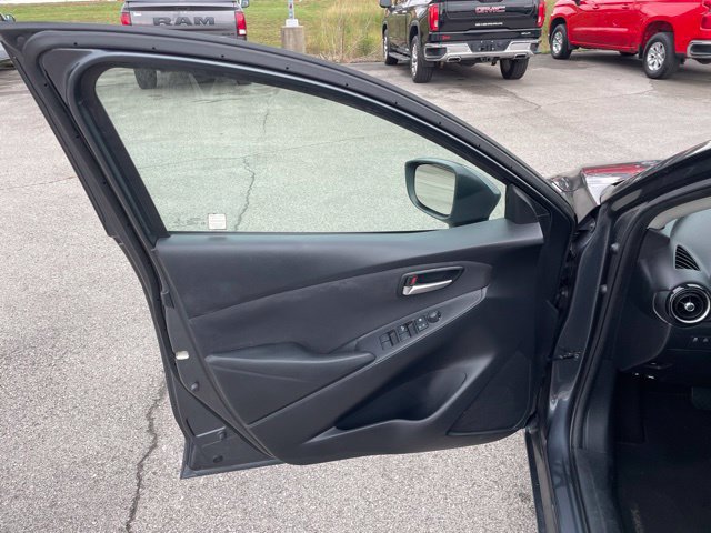 Used 2019 Toyota Yaris LE FWD image 18