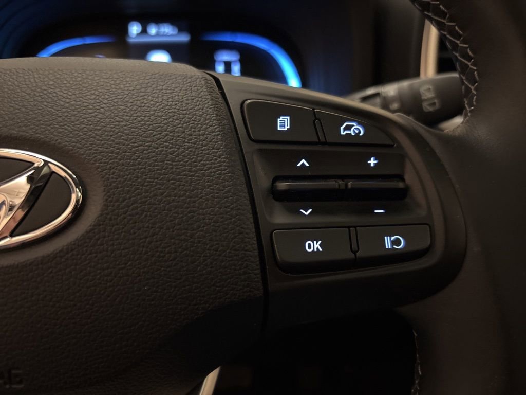 Certified 2025 Hyundai Venue SEL image 16