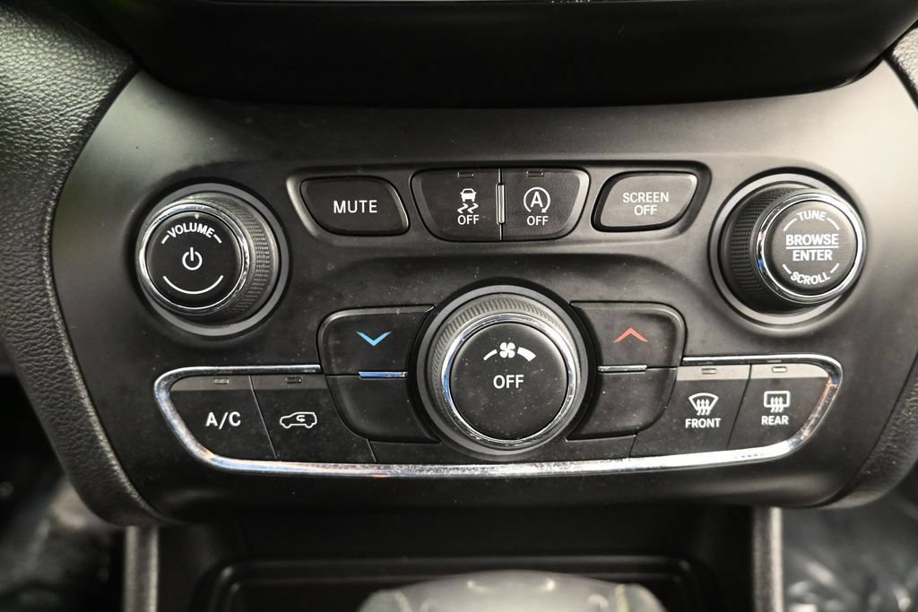 Used 2019 Jeep Cherokee Latitude w/ Popular Appearance Group FWD image 20