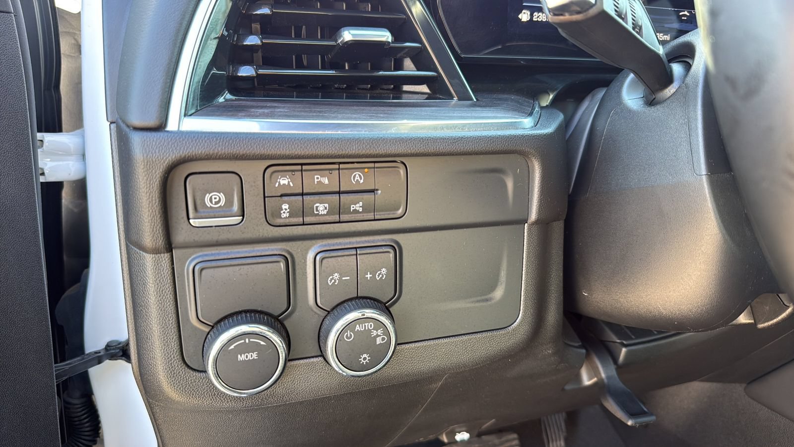 Used 2025 Chevrolet Tahoe LT RWD image 15