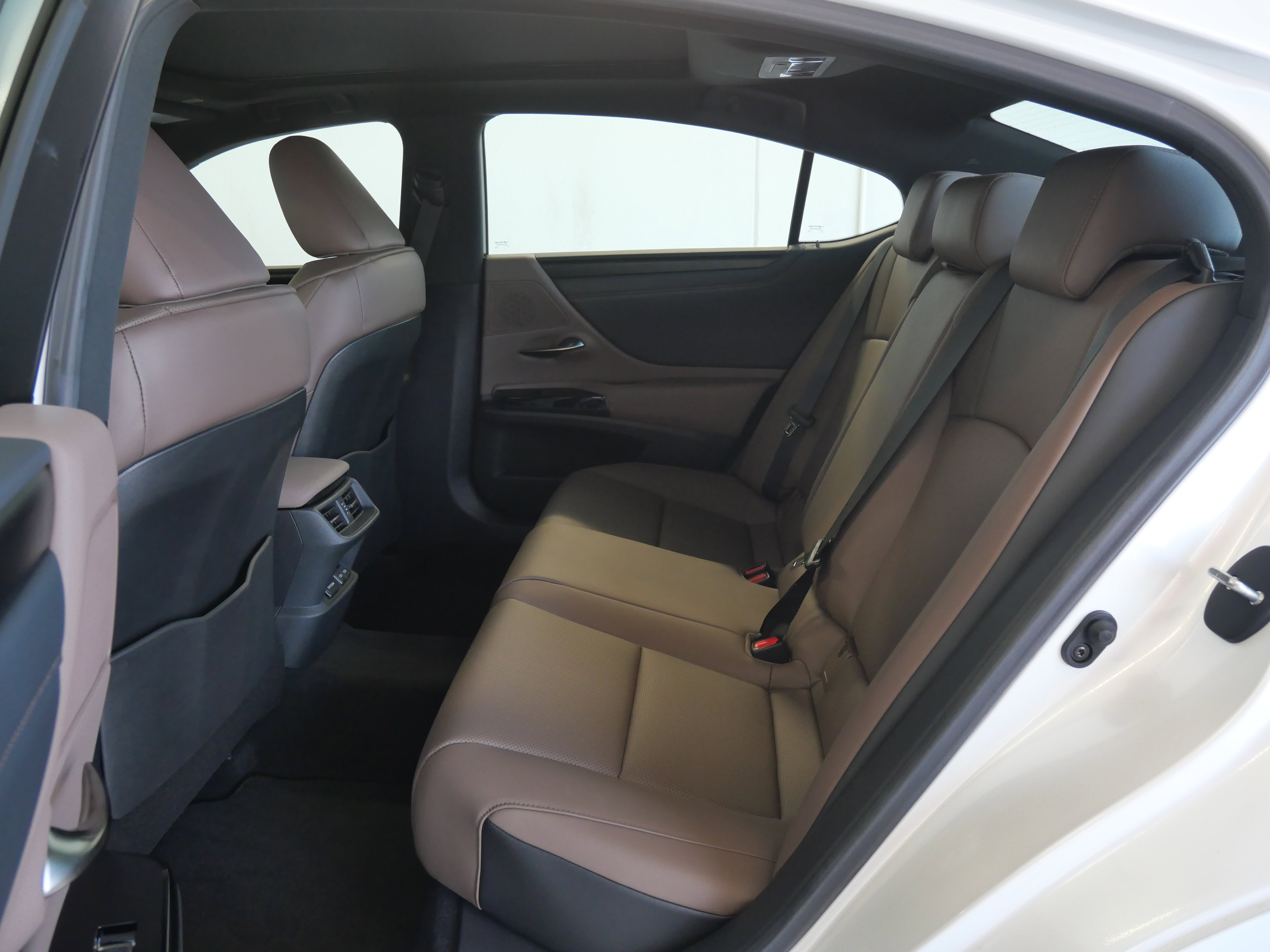 Used 2025 Lexus ES 350 w/ Premium Package image 10