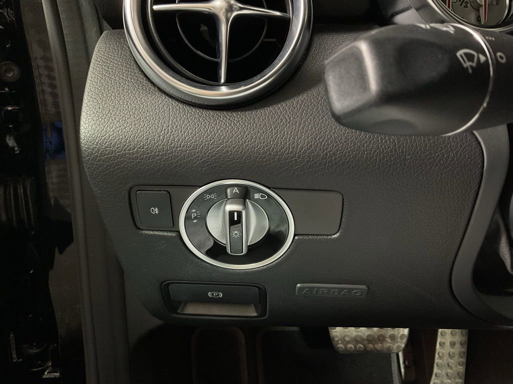 Used 2012 Mercedes-Benz SLK 350 image 25