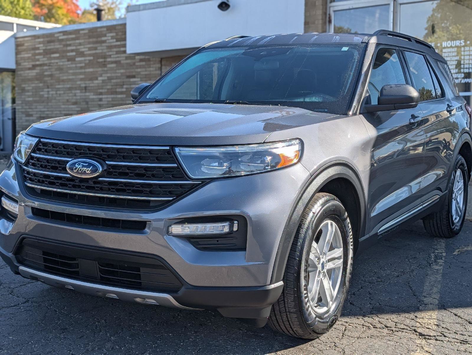 Used 2021 Ford Explorer XLT w/ Equipment Group 202A AWD/4WD image 4