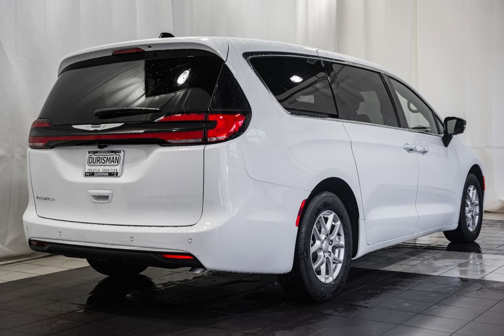 New 2026 Chrysler Pacifica Select image 4
