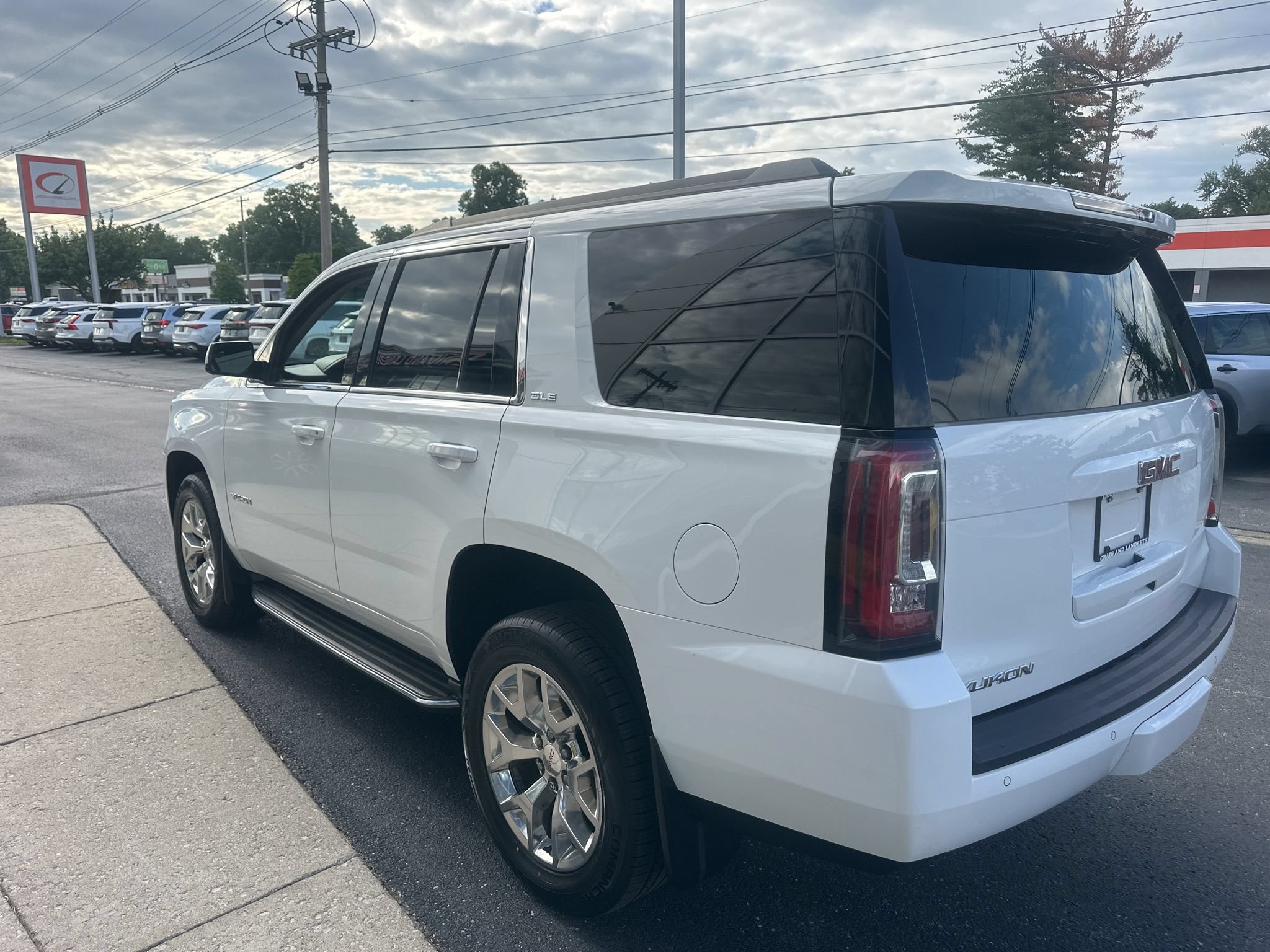 Used 2017 GMC Yukon SLE w/ SLE Value Package AWD/4WD image 5