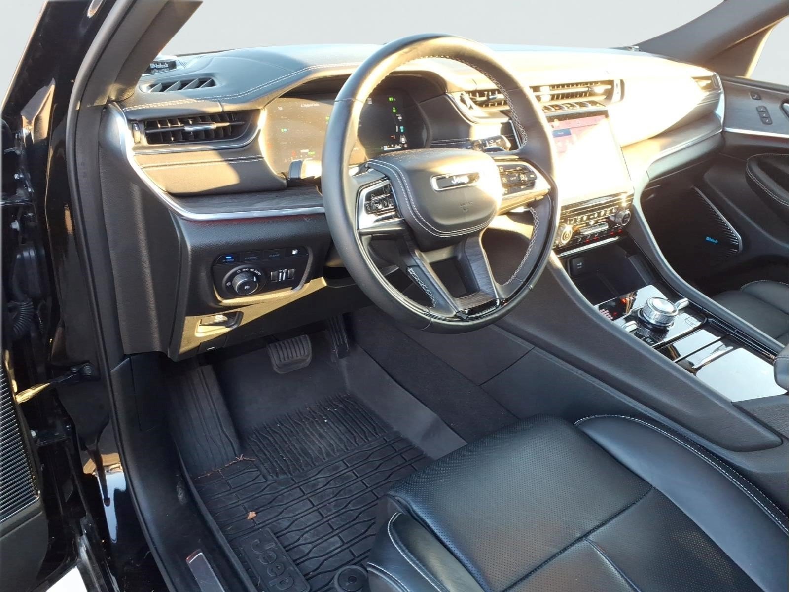 Used 2025 Jeep Grand Cherokee Overland w/ Advanced Protech Group III AWD/4WD image 28