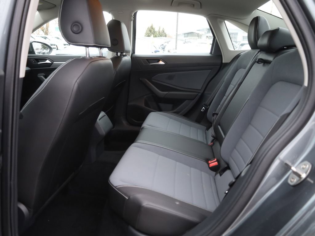 Used 2025 Volkswagen Jetta SE w/ Sunroof Package image 22
