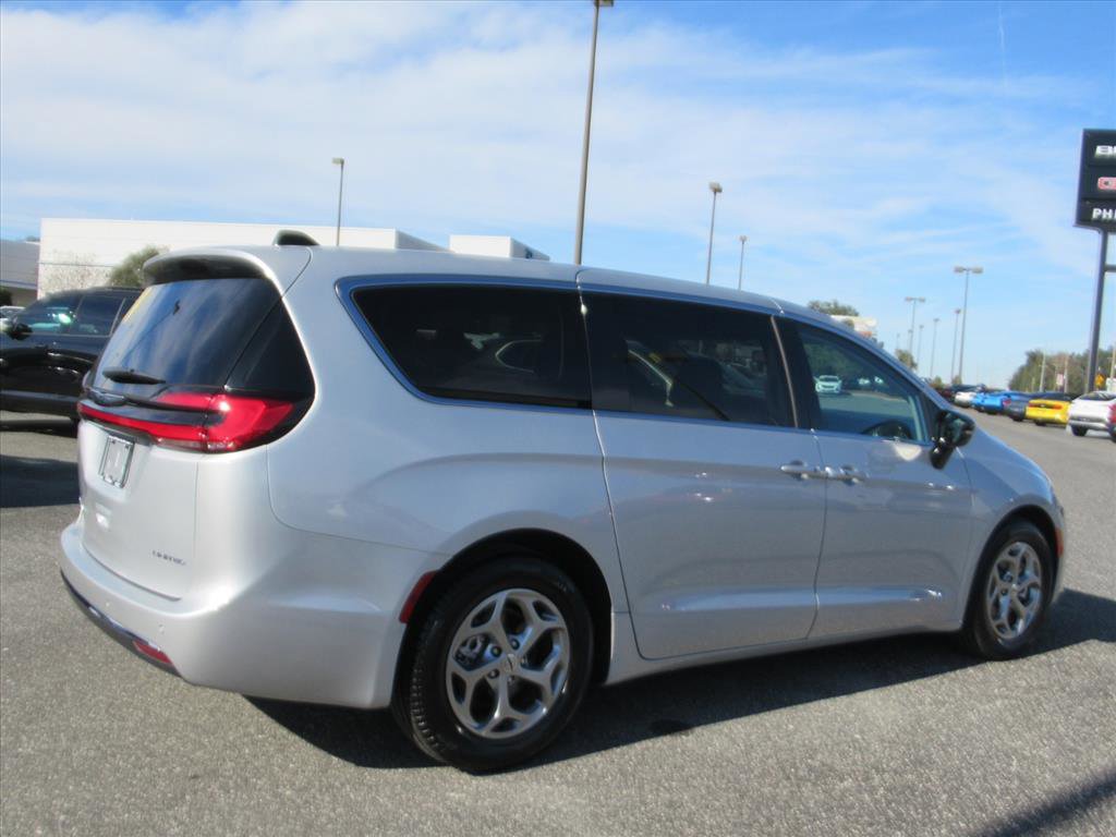 Used 2024 Chrysler Pacifica Limited image 6