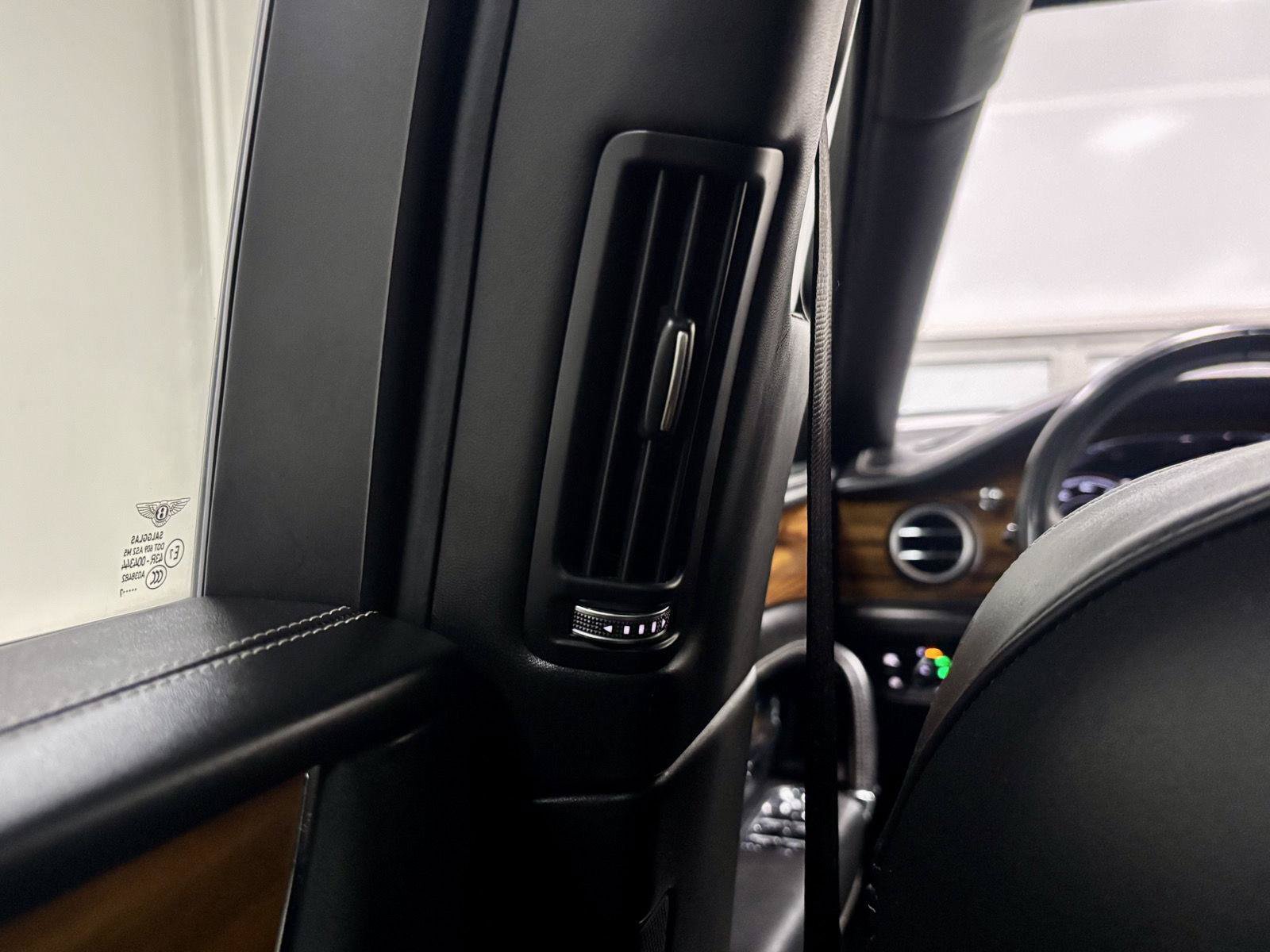 Used 2018 Bentley Bentayga AWD/4WD image 23