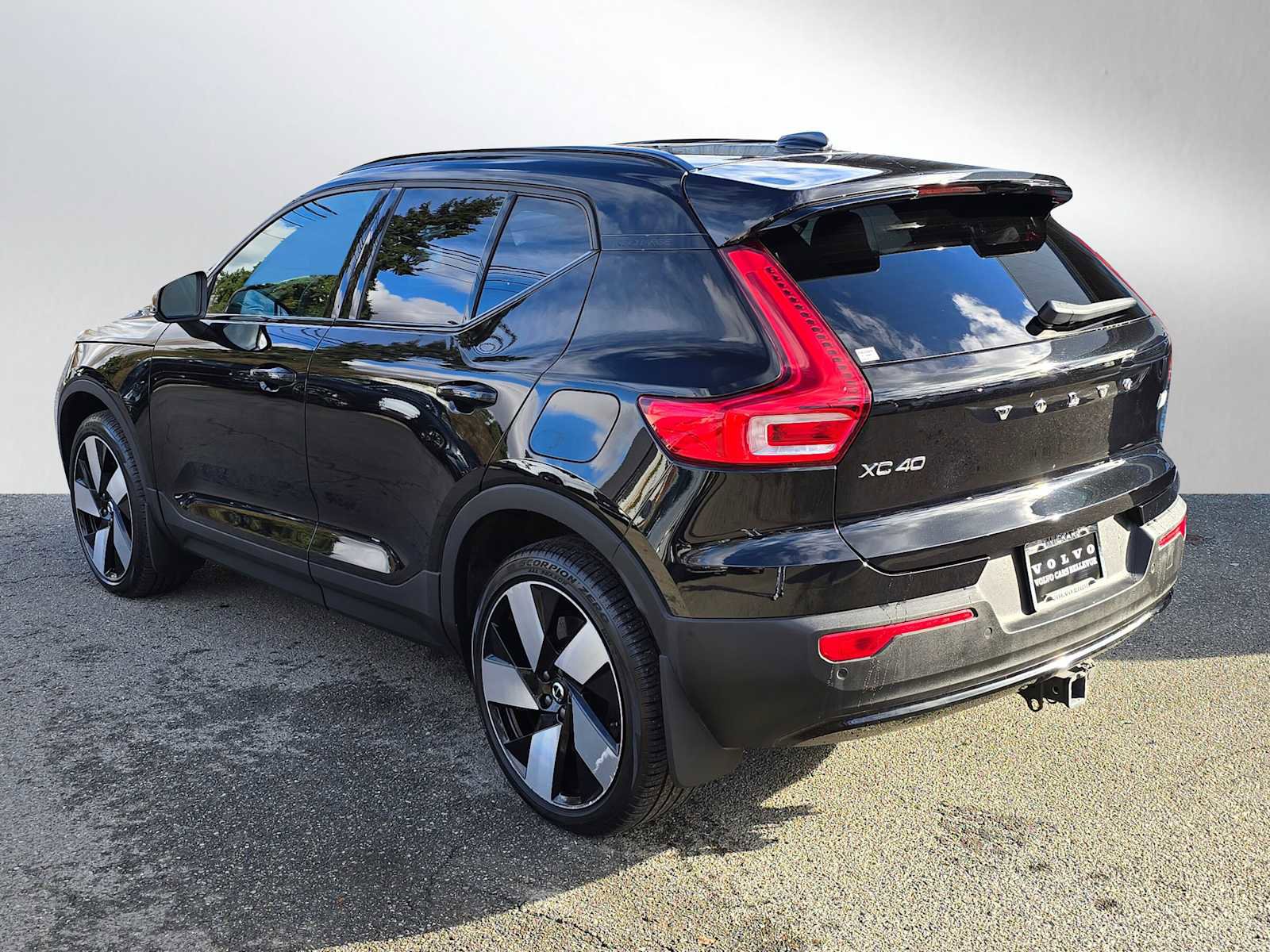 Used 2023 Volvo XC40 Recharge Ultimate w/ Protection Package Premier image 5
