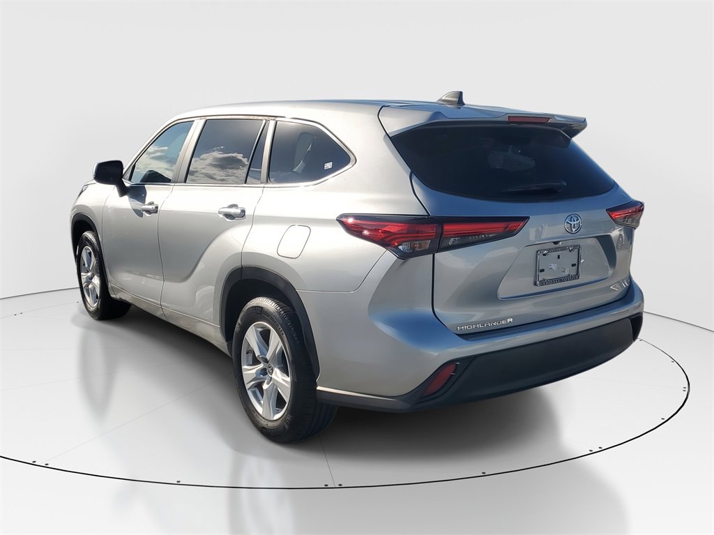 Used 2023 Toyota Highlander LE image 6