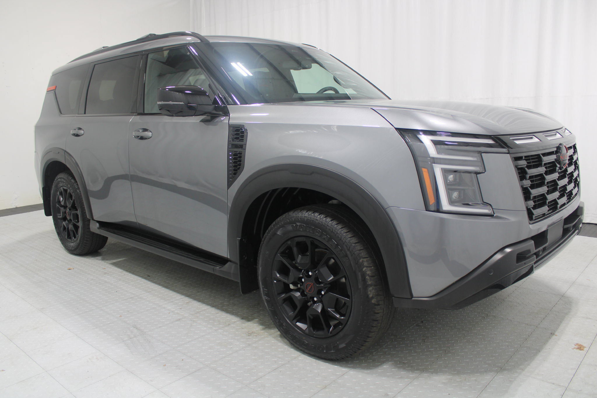 Used 2026 Nissan Armada PRO-4X w/ Captain's Chari Seat Package AWD/4WD image 4