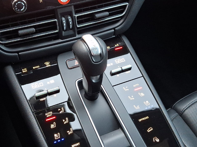 Certified 2025 Porsche Macan AWD/4WD image 18