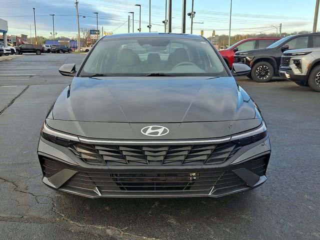 Used 2024 Hyundai Elantra Blue image 2