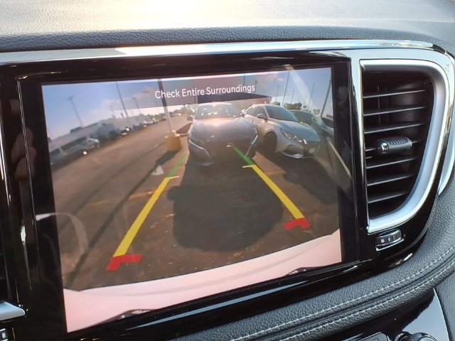 Used 2025 Chrysler Pacifica Limited FWD image 12