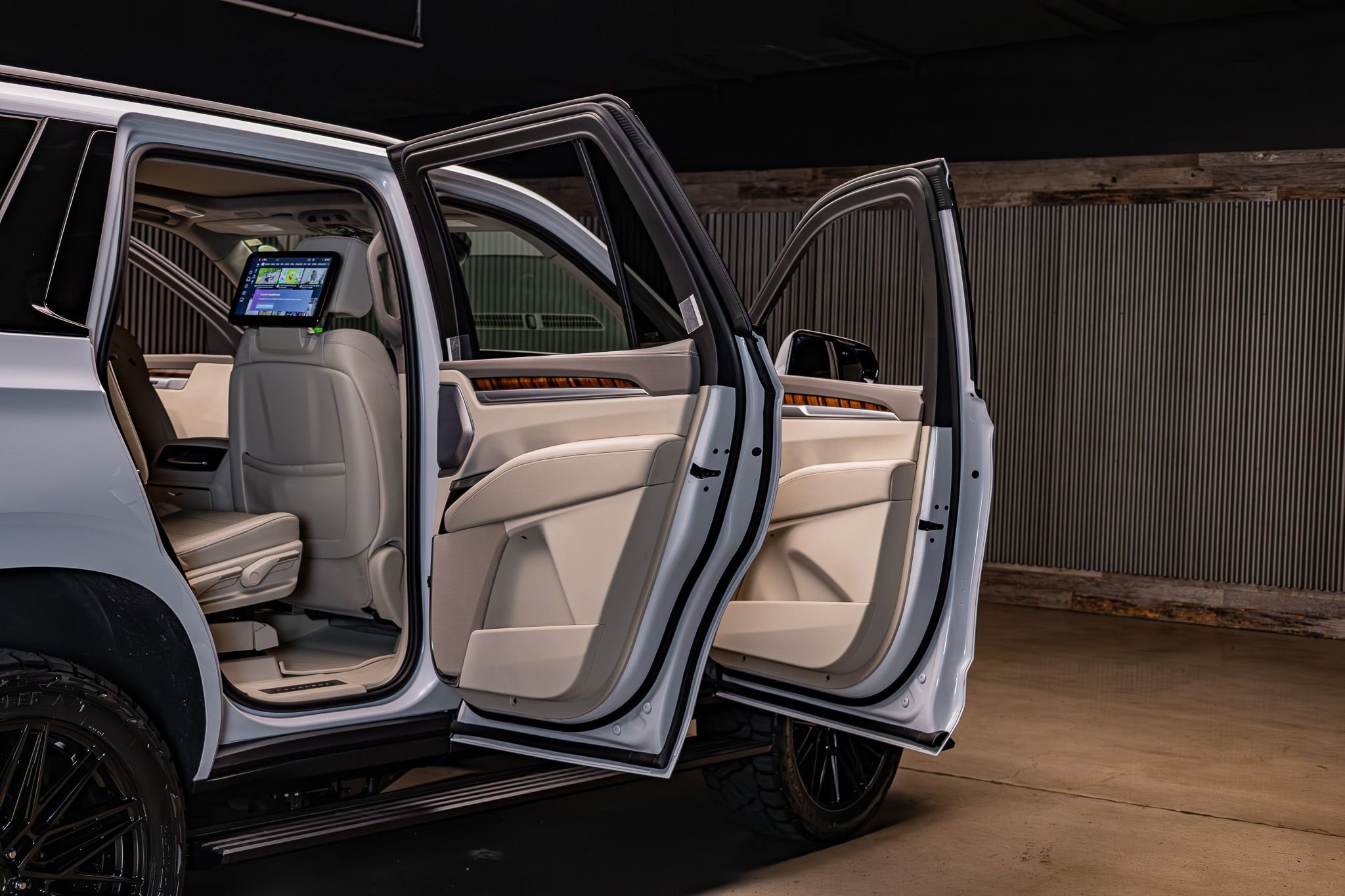 Used 2026 Cadillac Escalade Platinum Sport w/ LPO, ONYX Package image 27