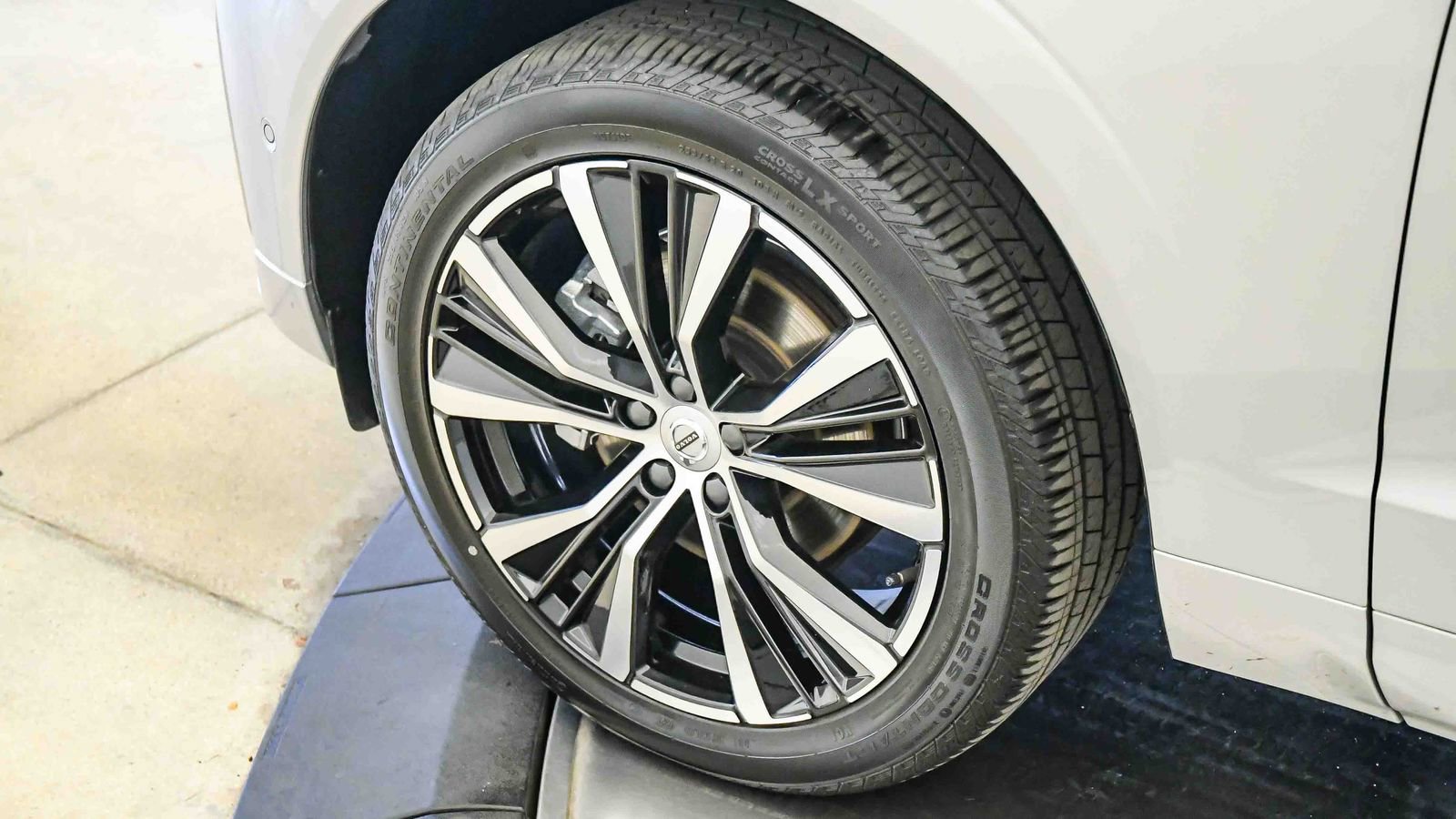 Certified 2025 Volvo XC60 B5 Plus image 10