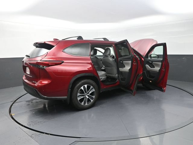 Used 2023 Toyota Highlander XLE AWD/4WD image 45