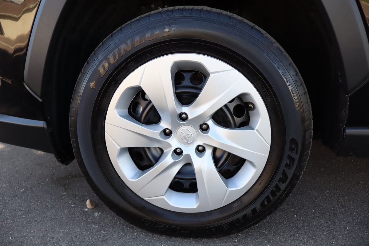 Used 2025 Toyota RAV4 LE AWD/4WD image 40