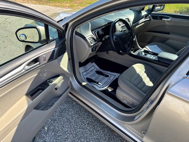 Used 2019 Ford Fusion SE FWD image 3