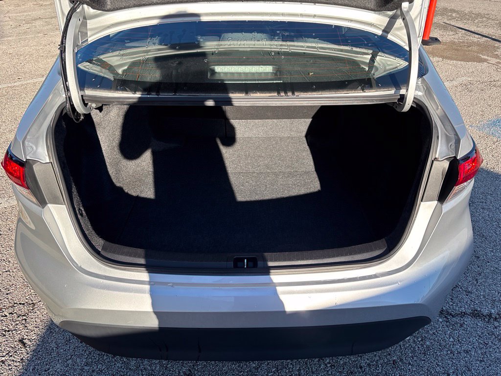 Used 2025 Toyota Corolla LE FWD image 11