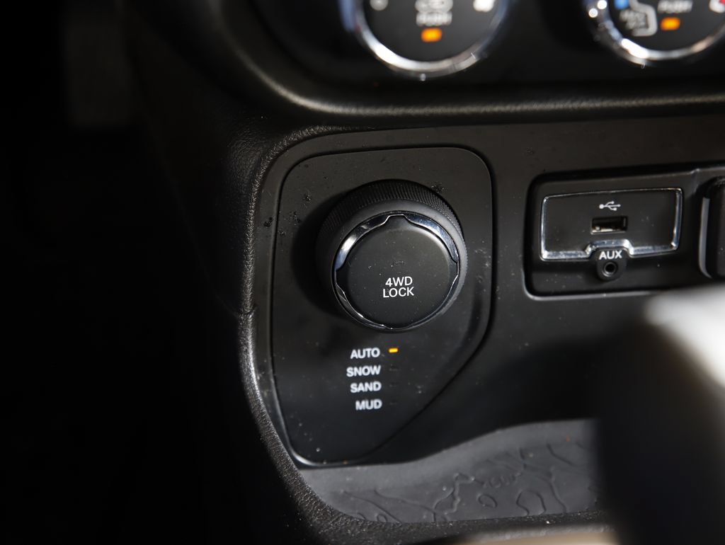 Used 2017 Jeep Renegade Latitude w/ Cold Weather Group AWD/4WD image 18