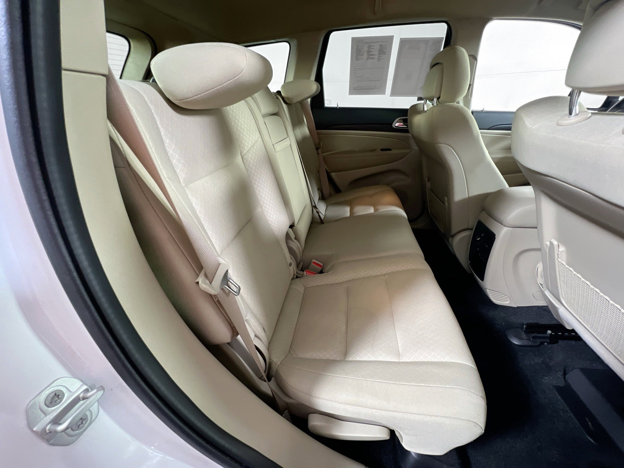 Used 2022 Jeep Grand Cherokee Laredo E image 25