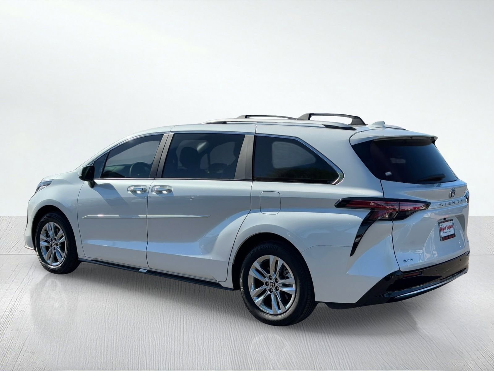 Used 2025 Toyota Sienna Limited image 3