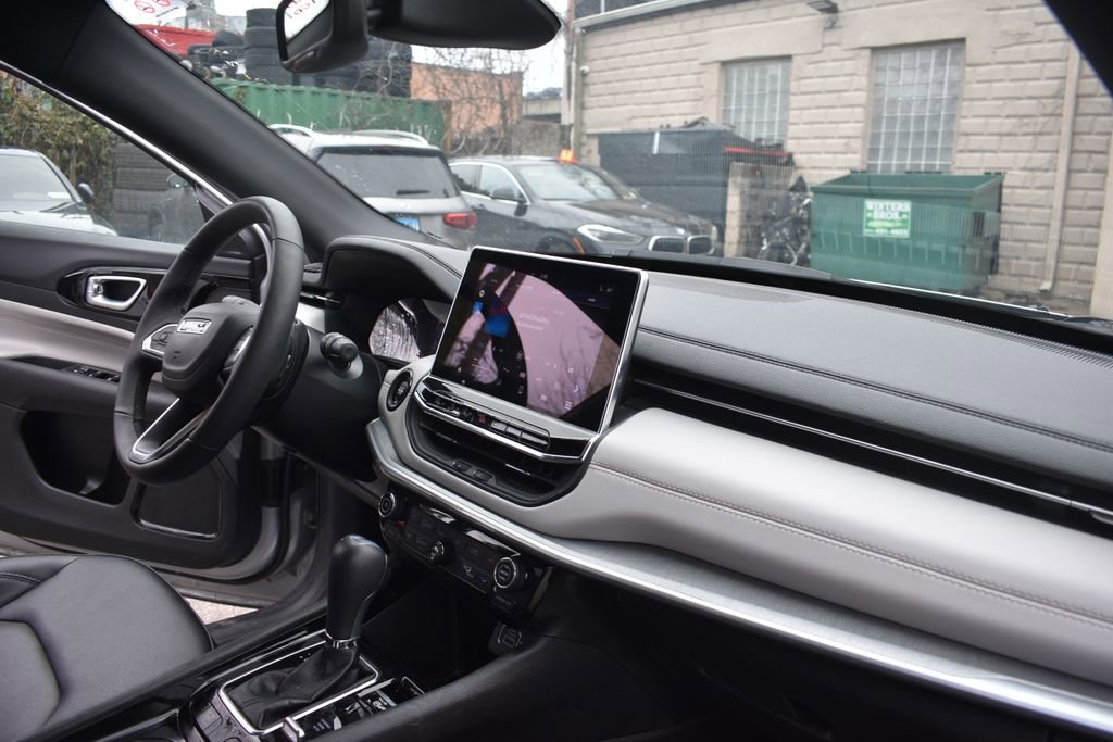 Used 2025 Jeep Compass Limited image 20