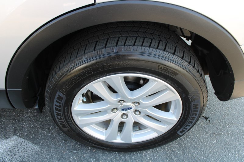 Used 2018 Ford Explorer XLT w/ Equipment Group 201A AWD/4WD image 21